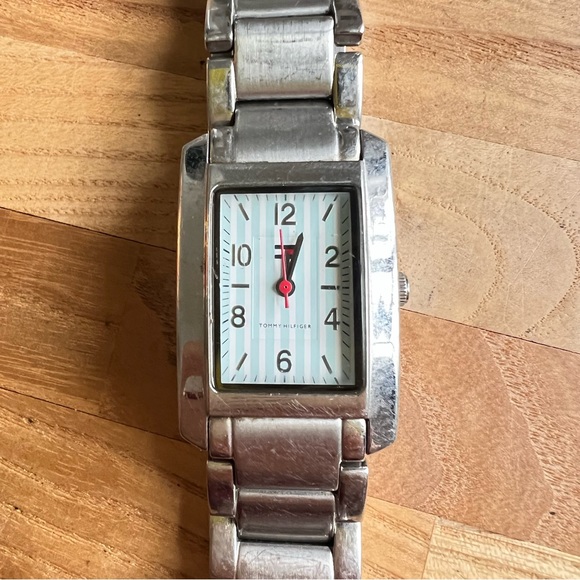 Tommy Hilfiger ladies rectangular silver tone fashion watch NEW BATTERY - Picture 1 of 8